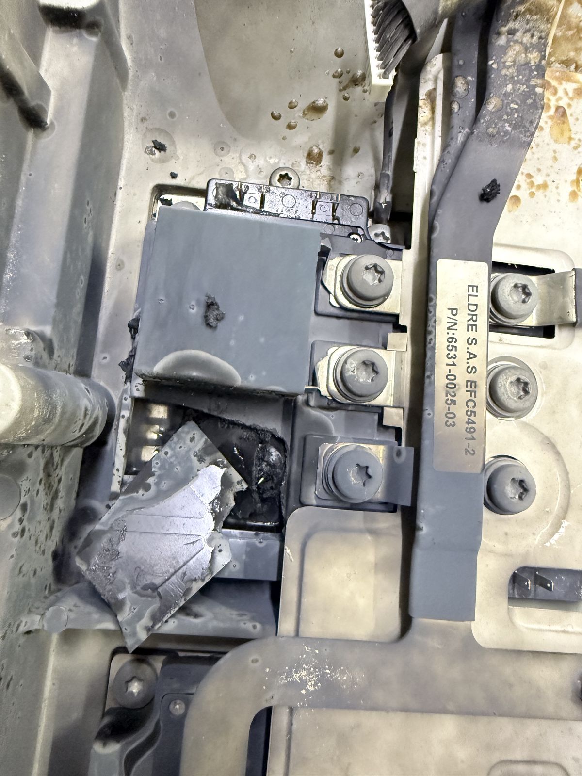 Крупный план повреждённой силовой платы: выгоревшие SMD-компоненты вокруг IGBT